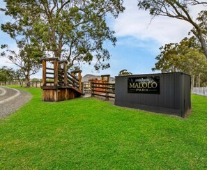 A park entrance with a wooden staircase and a sign that reads 'MALOLO PARK'. - Malolo Park Guest House in the Watagans - serenity (Quorrobolong)