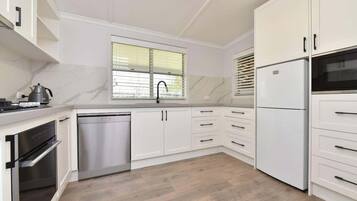 Coffee/tea maker, fridge, microwave, oven