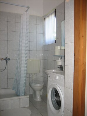 Badewanne, Haartrockner, Handtücher, Seife