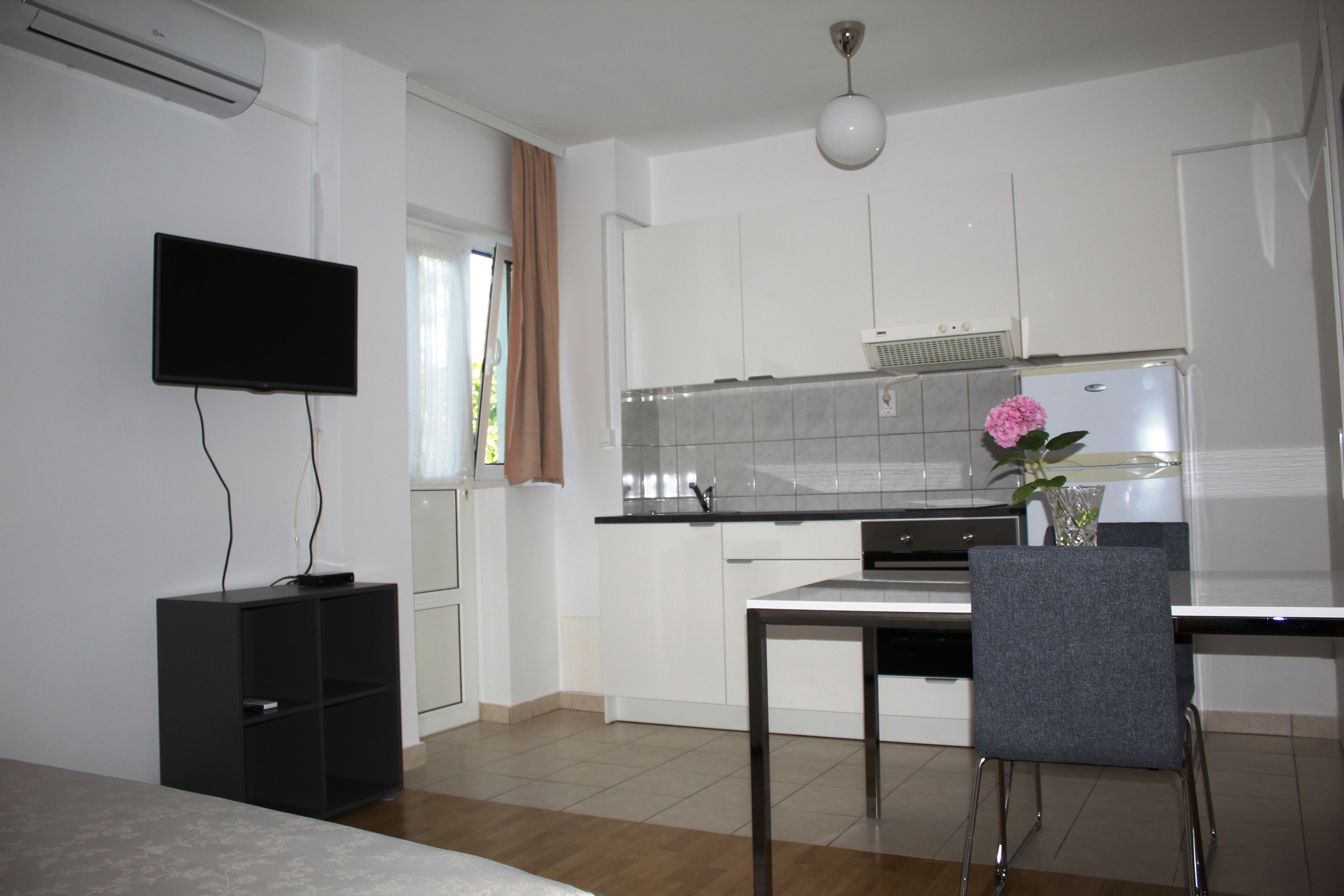 Réfrigérateur, batterie de cuisine, vaisselle et ustensiles