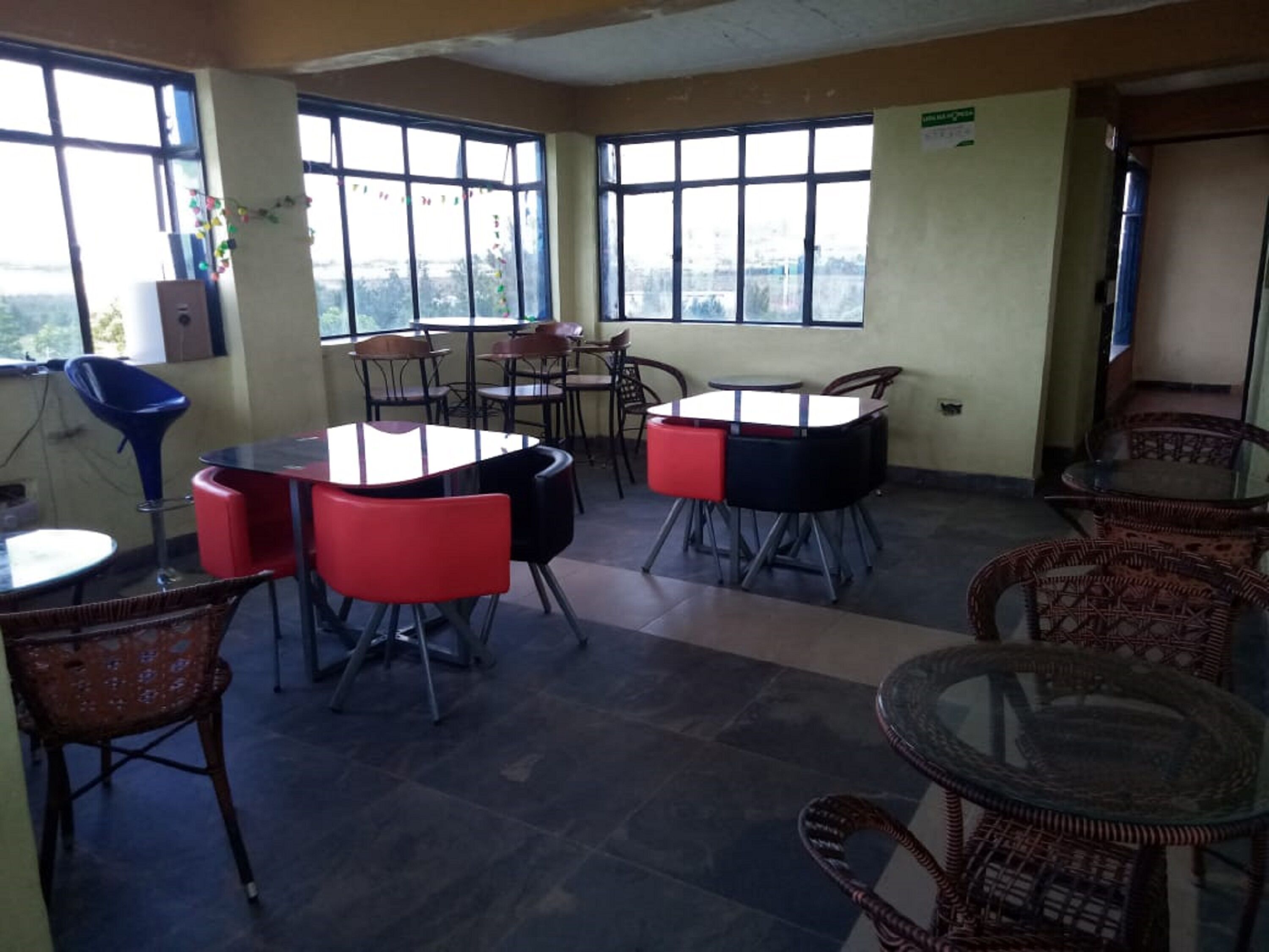 Petit déjeuner et déjeuner servis sur place, spécialités Cuisine locale