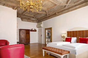 Hypo-allergenic bedding, in-room safe, desk, blackout curtains