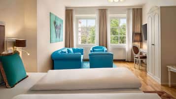 Junior-Suite | Allergikerbettwaren, Zimmersafe, individuell dekoriert