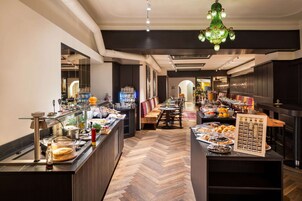 Desayuno buffet diario (EUR 18 por persona)