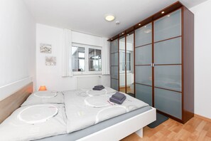 1 bedroom, travel cot, WiFi, bed sheets