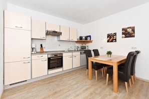 Kühlschrank, Mikrowelle, Ofen, Geschirrspüler