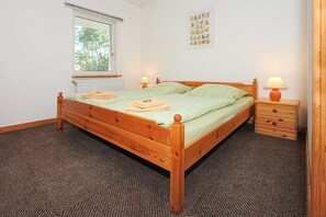 1 bedroom, travel crib, WiFi