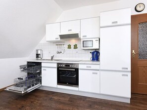 Kühlschrank, Mikrowelle, Ofen, Geschirrspüler