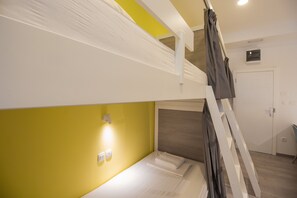 Dormitorio condiviso, dormitorio misto (4 beds 2) | Copriletto in piuma, una scrivania, postazione laptop, tende oscuranti