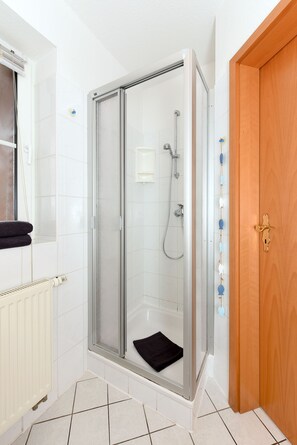 Douche, serviettes fournies, savon, papier toilette