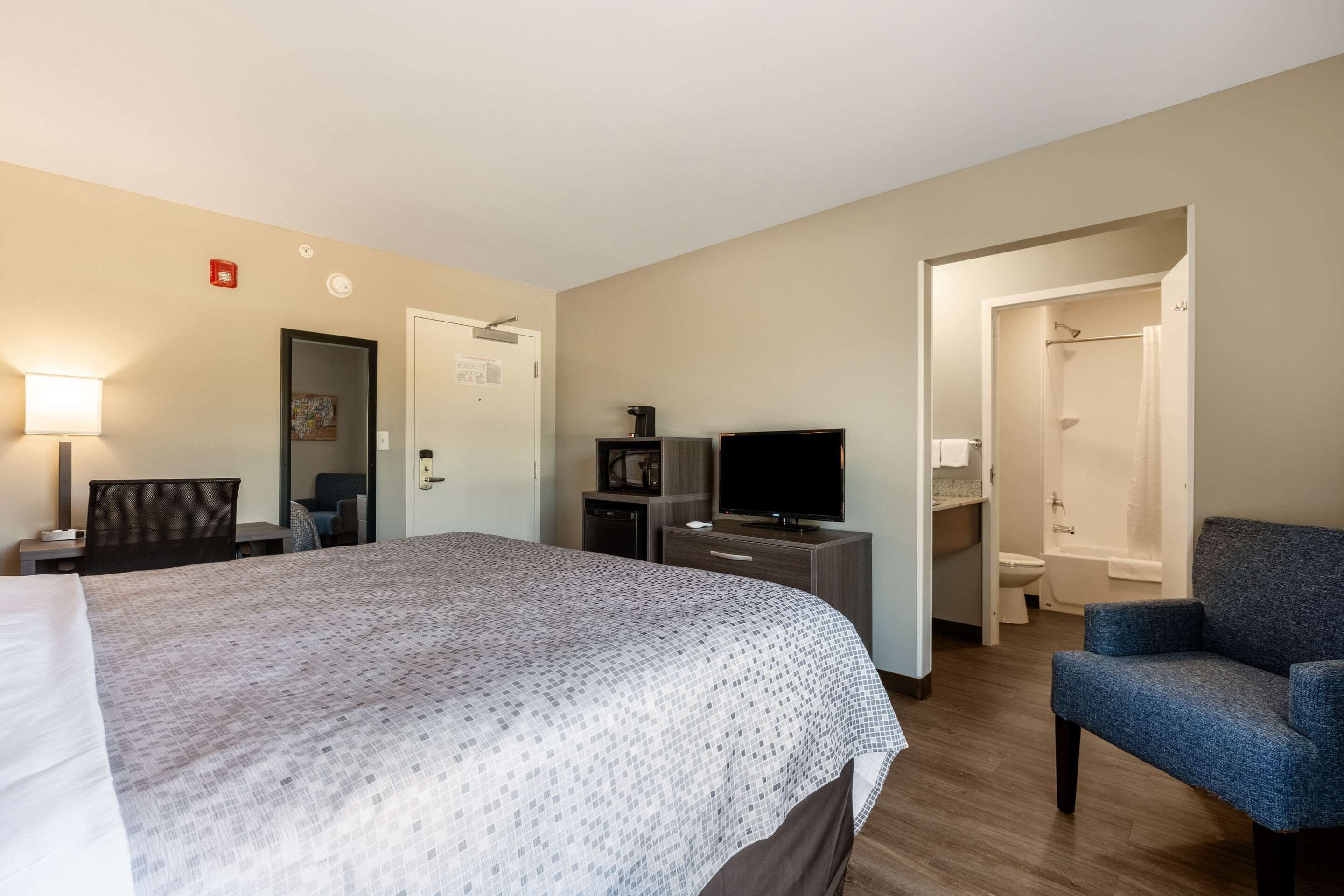 standard room, 1 king bed, non smoking | pillow-top beds, free wifi, bed sheets