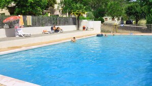 Outdoor pool, pool umbrellas, pool loungers - Le Moulin de Cost (Buis-les-Baronnies)
