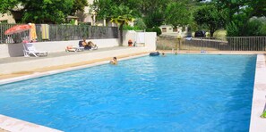 Piscine extérieure, parasols de plage, chaises longues