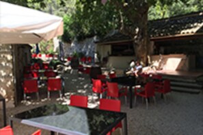 Déjeuner et dîner servis sur place