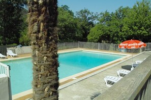 Piscine extérieure, parasols de plage, chaises longues