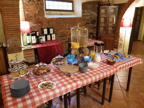 Breakfast buffet - Fattoria Di Fiocina (San Giuliano Terme)