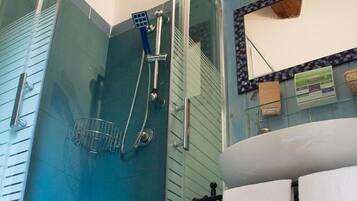 Tweepersoonskamer | Badkamer | Een douche, handdoeken