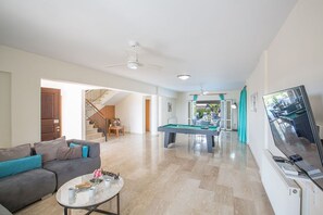 Villa (4 Bedrooms) | Wohnbereich | Fernseher
