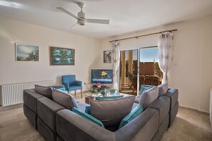 Villa (4 Bedrooms) | Wohnbereich | Fernseher