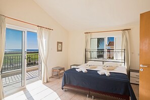 Villa (4 Bedrooms) | 4 Schlafzimmer, laptopgeeigneter Arbeitsplatz, Bügeleisen/Bügelbrett