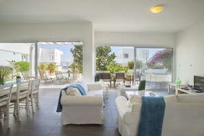 Villa (3 Bedrooms) | Wohnzimmer | Fernseher