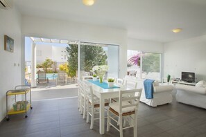 Villa (3 Bedrooms) | Wohnzimmer | Fernseher