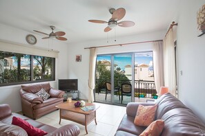 Villa (4 Bedrooms) | Ruang tamu | TV, pemain DVD, meja ping pong