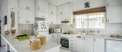 Villa (1 Bedroom) | Private kitchen | Oven, stovetop