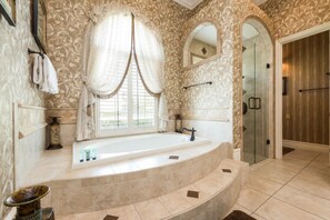 Villa (1 Bedroom) | Bathroom | Combined shower/tub, shampoo - Villa in Reunion Resort & Spa 1594 (Kissimmee)