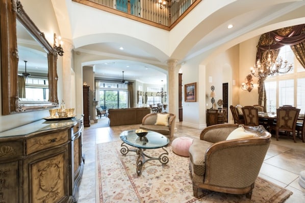 Televisión de pantalla plana, chimenea, consola de videojuegos