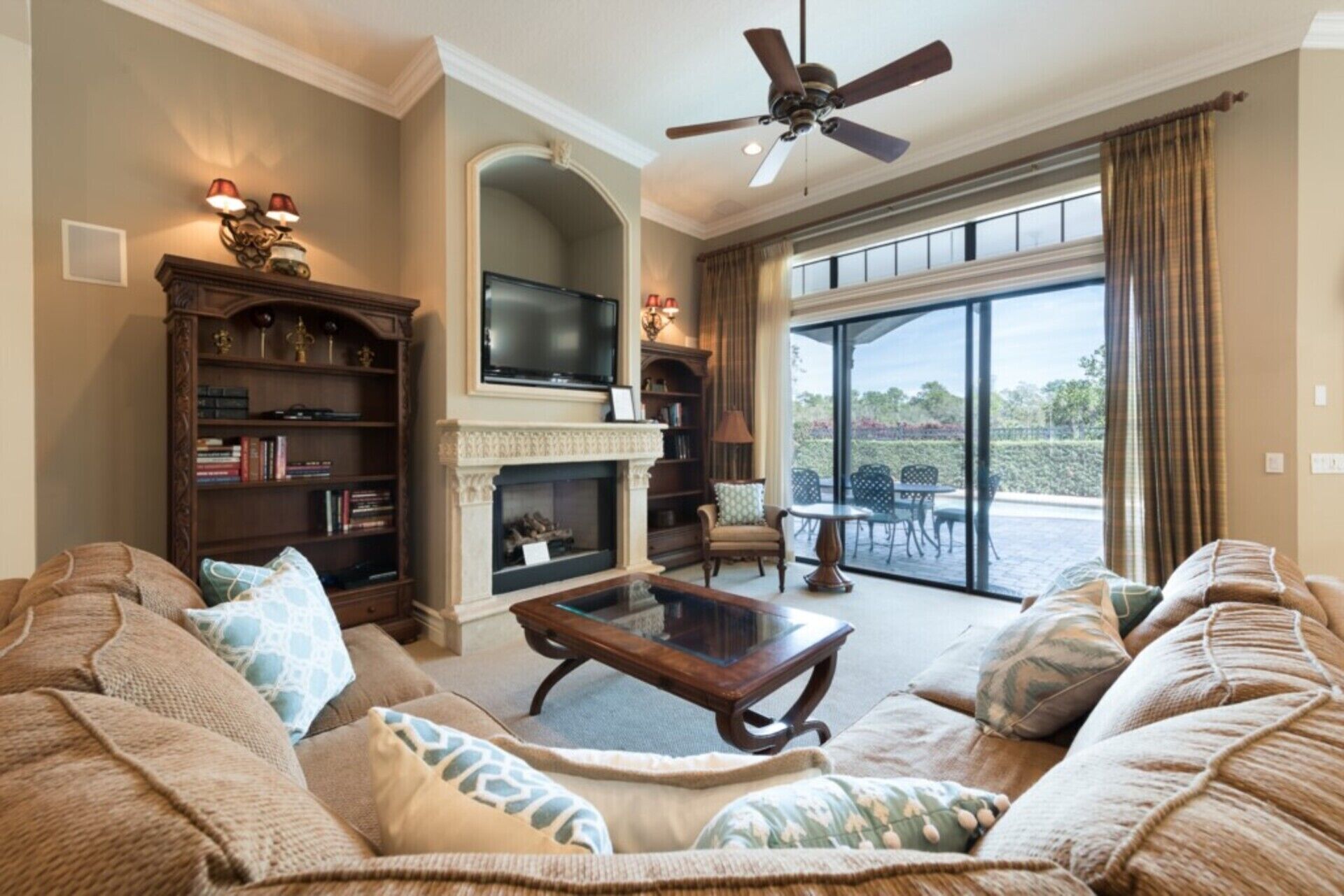 Televisión de pantalla plana, chimenea, consola de videojuegos