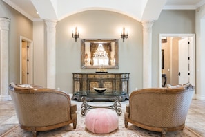 Televisión de pantalla plana, chimenea, consola de videojuegos