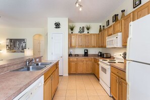 Villa (1 Bedroom) | Private kitchen | Fridge, microwave, oven, stovetop