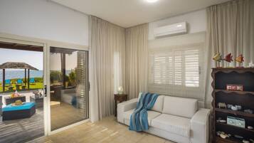 Villa (1 Bedroom) | Sala de estar | Una televisión de pantalla plana