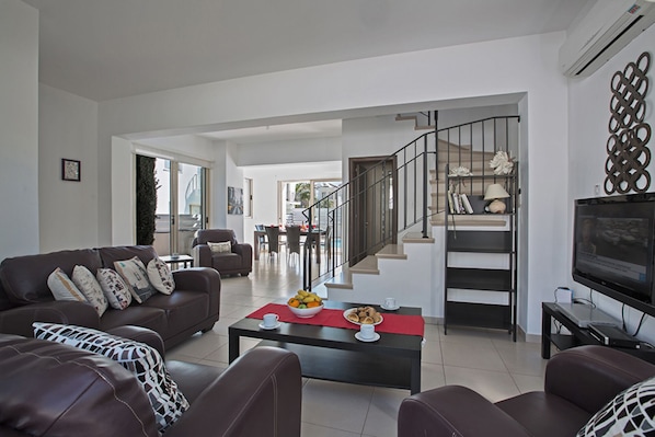 Huvila (1 Bedroom) | Olohuone | Televisio