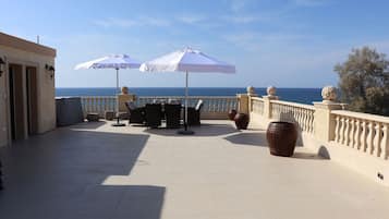 Villa (5 Bedrooms) | Outdoor dining