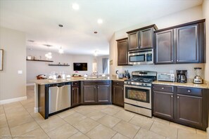 Villa (5 Bedrooms) | Private kitchen | Microwave, oven, stovetop, dishwasher - Villa in Solterra Resort 2691 (Davenport)