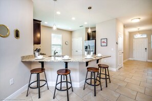 Villa (5 Bedrooms) | Cocina privada | Microondas, horno, parrilla de estufa y lavavajillas 