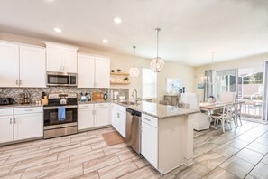 Villa (1 Bedroom) | Eigene Küche | Kühlschrank, Ofen, Herdplatte, Geschirrspüler