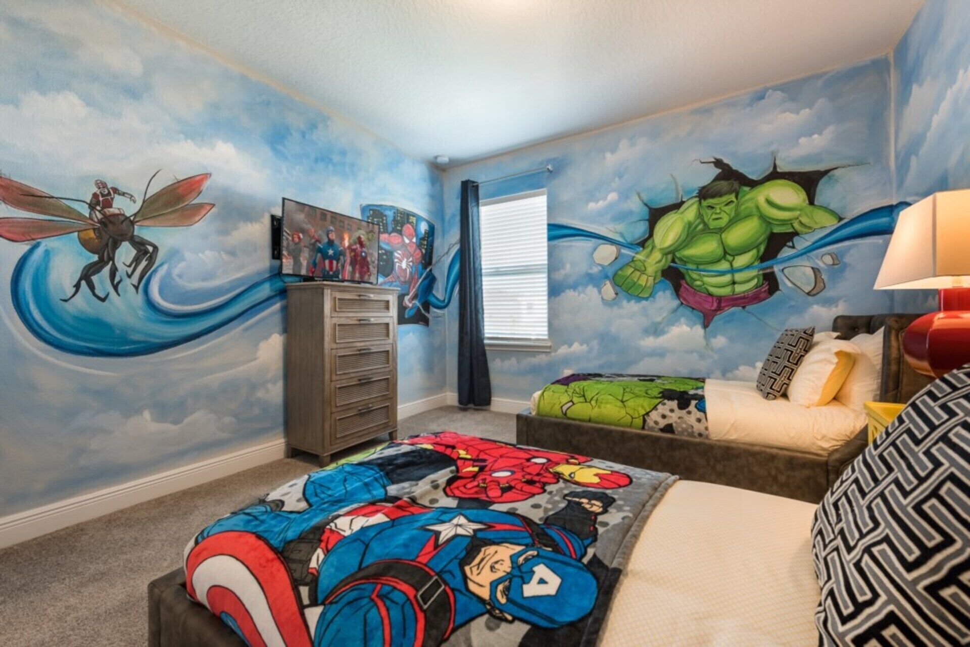 Quarto com cama, cómoda e televisão.