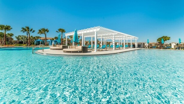 A clear blue pool with a white pergola and lounge chairs. - Beautiful Villa With Private Pool, Close to Disney, Orlando Villa 1266 (Kissimmee)
