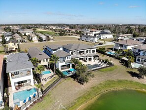 Uma área residencial com casas, campo de golfe e piscina.