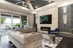 別墅 (1 Bedroom) | 客廳 | 平面電視、壁爐、遊戲機、足球機