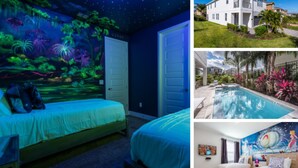 Ein Schlafzimmer mit Wandgemälde von einer Sternennacht, einem Bett und einer Tür.