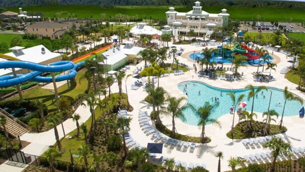 Ein Resort mit großem Pool, Wasserrutschen und Strandabschnitt.