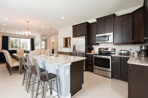 Villa (1 Bedroom) | Eigene Küche | Kühlschrank, Ofen, Herdplatte, Geschirrspüler