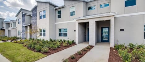 Villa (4 Bedrooms) | Front of property