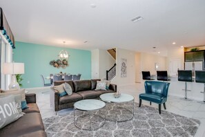 Villa (1 Bedroom) | Sala de estar | Televisión LED y consola de videojuegos 