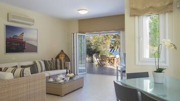 Villa (4 Bedrooms) | Living room | TV