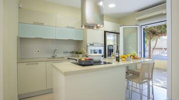 Villa (4 Bedrooms) | Private kitchen